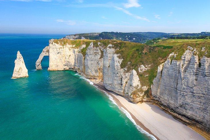 Plage et falaises blanches spectaculaires, Étretat