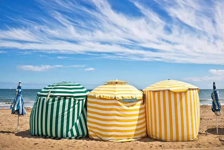 Carpas de playa a rayas en la Plage de Deauville