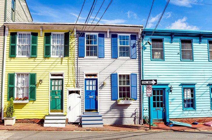 Casas coloridas en el Distrito Histórico de Annapolis