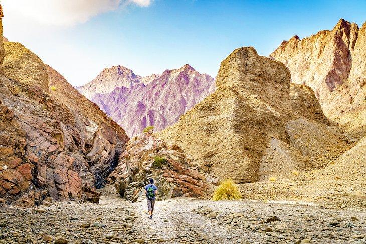 Senderista en las montañas Hajar cerca de Hatta