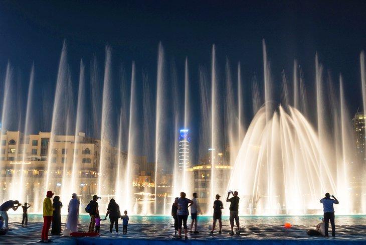 Fuente de Dubái por la noche