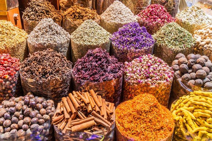 Exhibición de especias en el Zoco de Especias de Deira