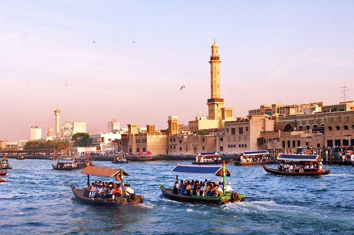 Abras navegando por Dubai Creek