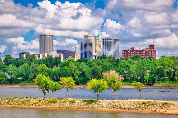 Downtown Tulsa y el río Arkansas