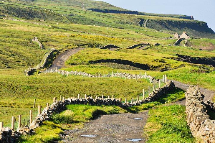 Carretera en el Condado de Clare cerca de los Acantilados de Moher