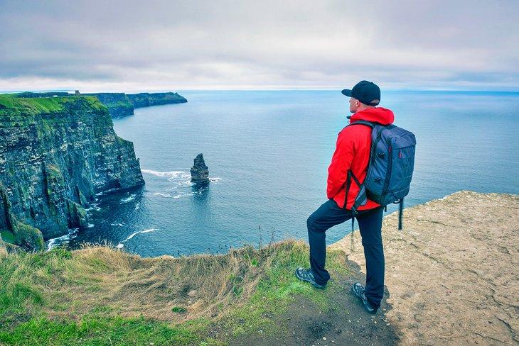 Senderista disfrutando de la vista de los Acantilados de Moher