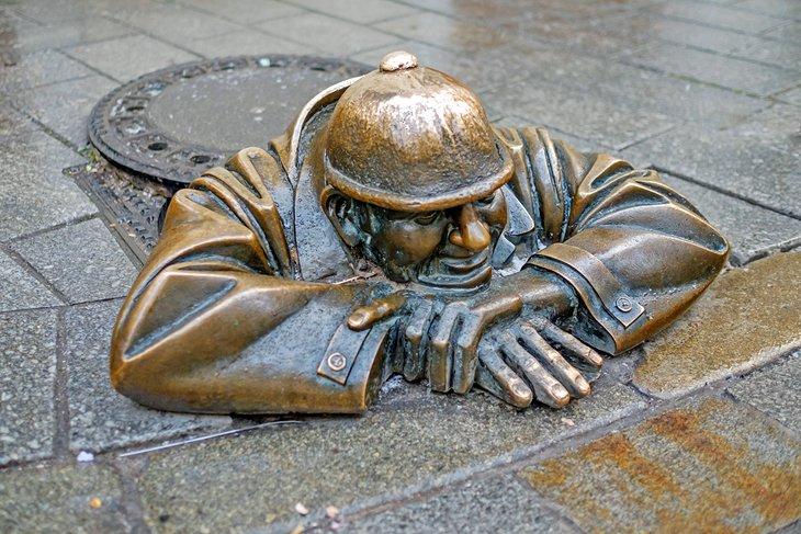 Estatua en la Ciudad Vieja de Bratislava