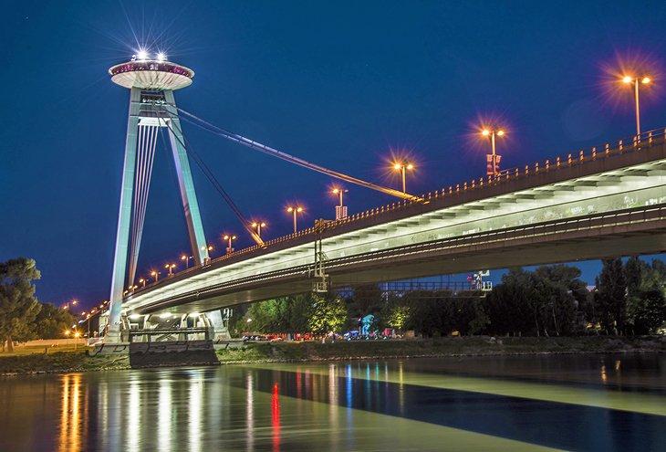 El Puente UFO de noche