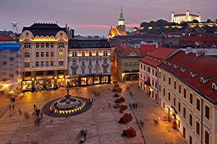 Plaza Hviezdoslav al anochecer