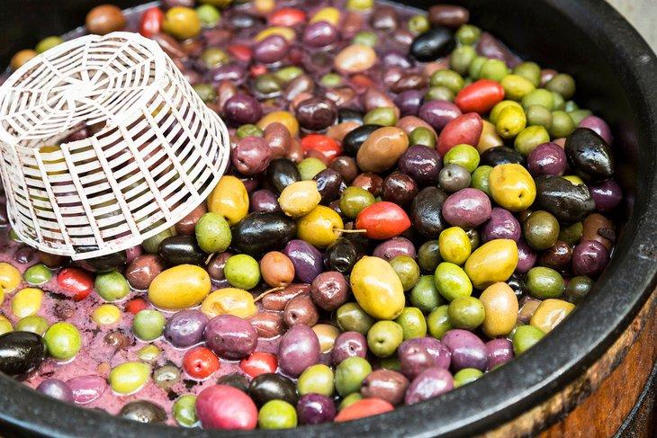 Aceitunas coloridas a la venta en el Little Italy del Bronx