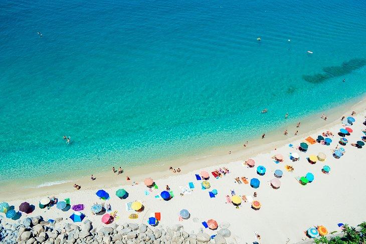 Una hermosa playa en Tropea, Italia