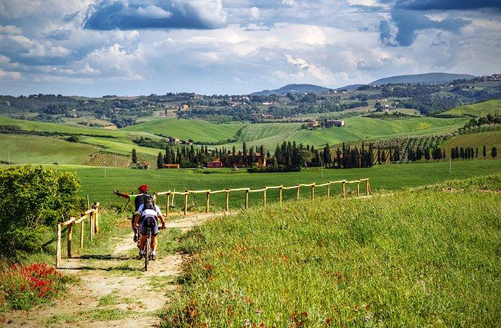 Ciclismo en un sendero en la Toscana