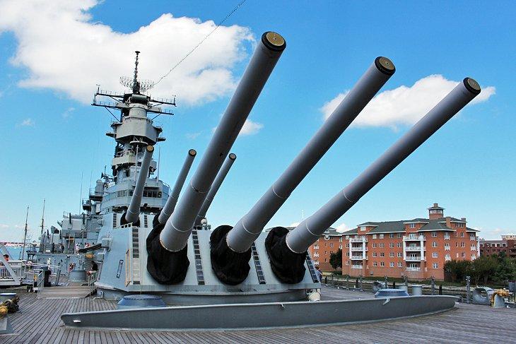 Buque de Guerra Wisconsin y el Centro Marítimo Nauticus