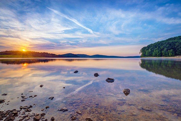 Embalse de Round Valley al atardecer
