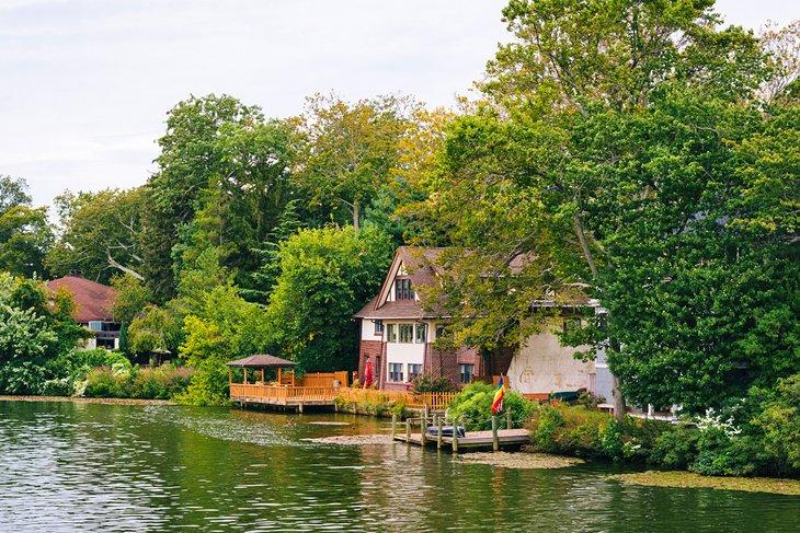 Casas a lo largo del Lago Deal