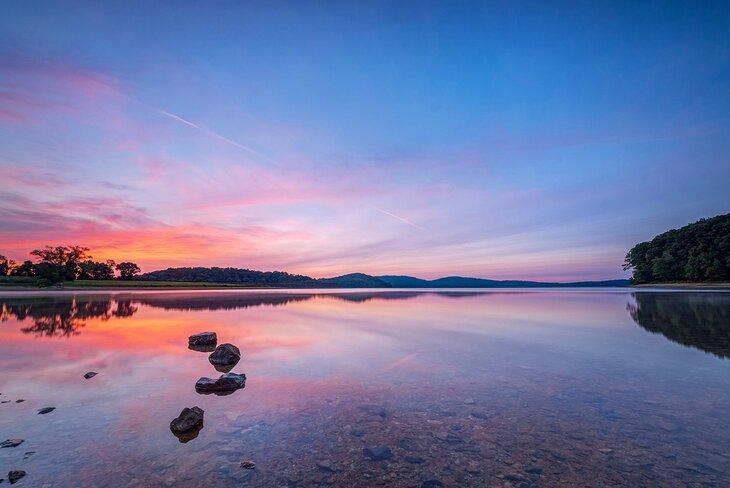 Amanecer en el Embalse de Round Valley, Lebanon, Nueva Jersey