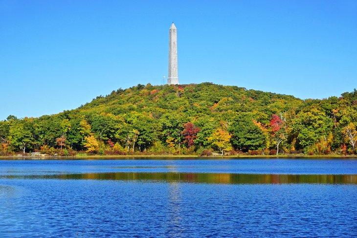Lago Marcia con follaje de otoño en el Parque Estatal High Point