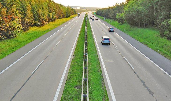 Coches circulando por una autopista checa