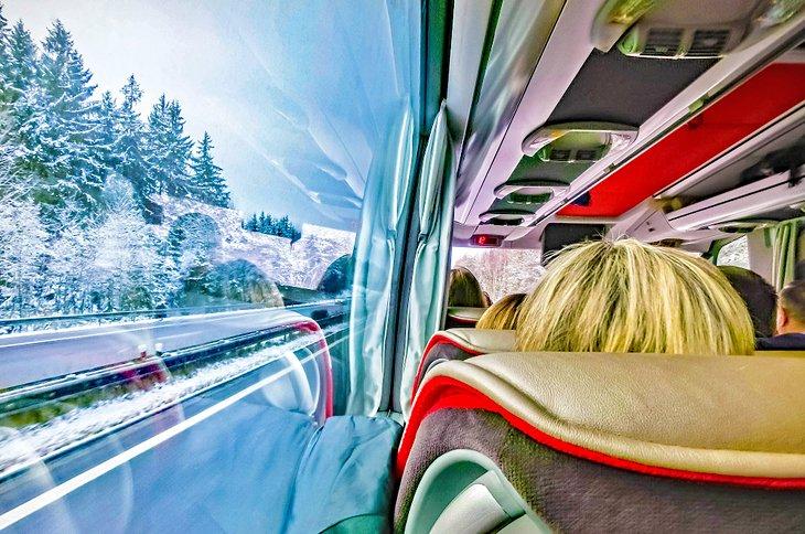 Viaje en autobús por el campo checo en invierno