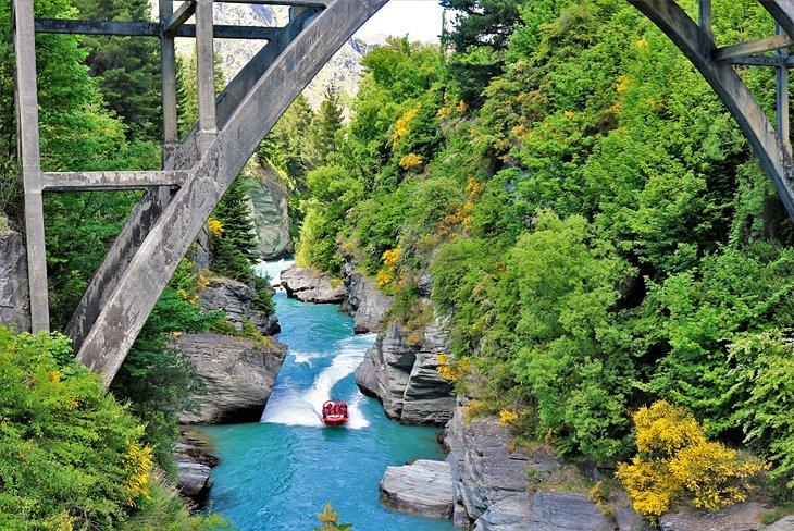 Bateau à moteur sur la rivière Shotover