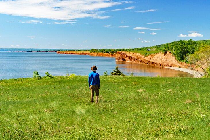 Senderista en el Parque Provincial Blomidon, Nueva Escocia