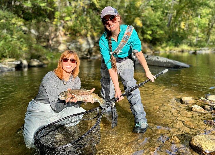 Autora Anietra Hamper con una trucha arcoíris cerca de Blowing Rock