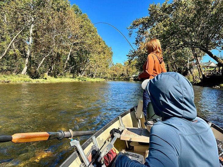 Autora Anietra Hamper pescando con flotador en Carolina del Norte