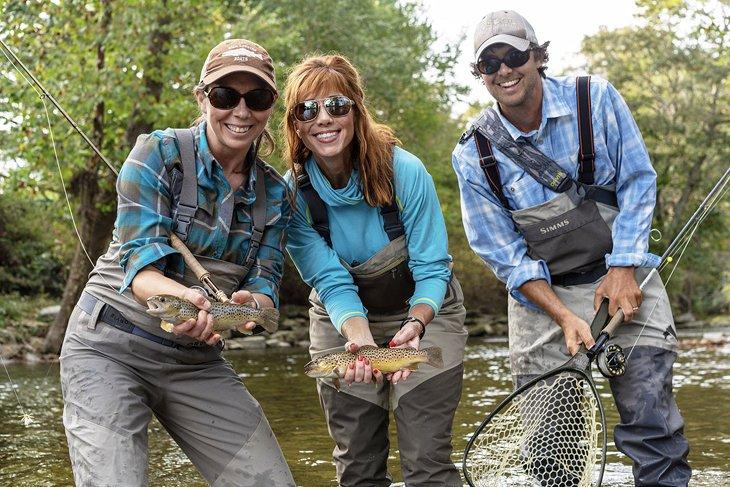 Anietra pescando truchas en el río Watauga con el guía Matt Maness y Shannon Maness