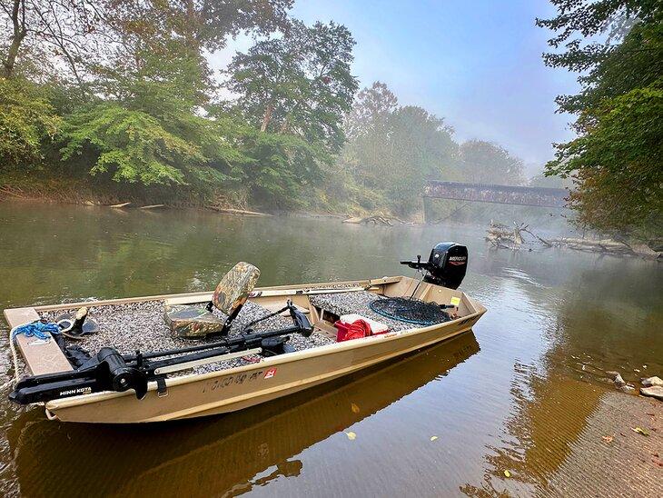 Un barco de pesca en el río French Broad