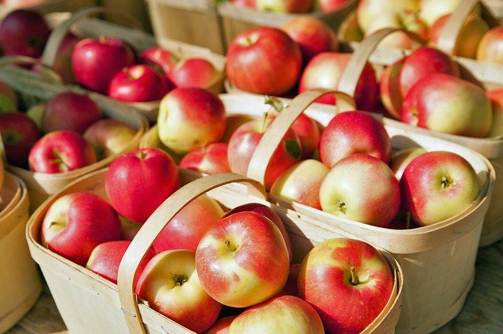 Cestas de manzanas en el mercado de agricultores