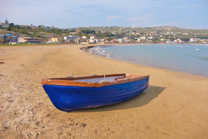 Barco en la playa en Porto Empedocle