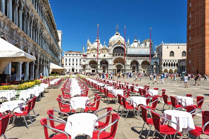 Café en la Plaza de San Marcos con una vista espectacular de la Basílica de San Marcos