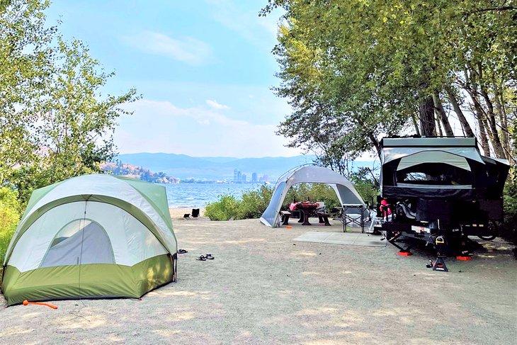 Camping junto al lago en el Parque Provincial Bear Creek