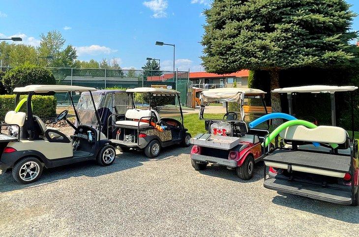 Los carritos de golf son la norma en Holiday Park Resort
