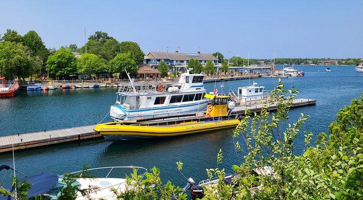 Bateaux de tourisme au petit port de Little Tub