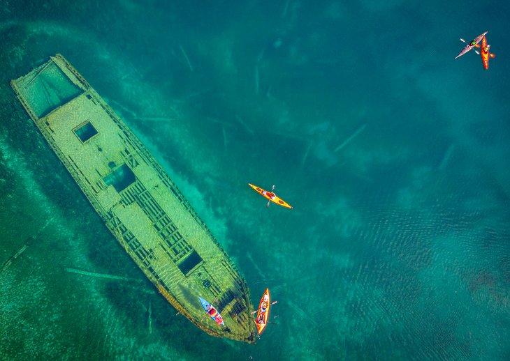 Vue aérienne de kayakistes au-dessus d'une épave dans le Parc National Fathom Five