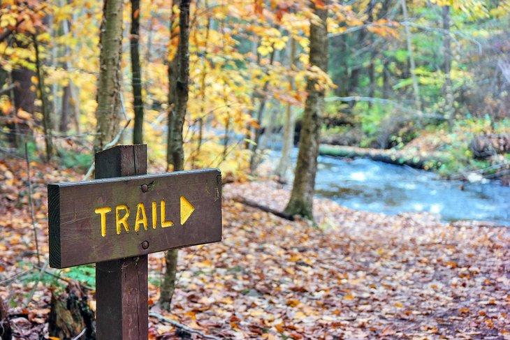 Señal del sendero en el Parque Estatal Ricketts Glen de Pennsylvania