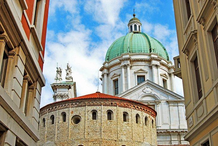 Tejados alrededor de la Plaza de la Catedral en Brescia