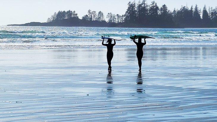 Surfer auf dem Long Beach