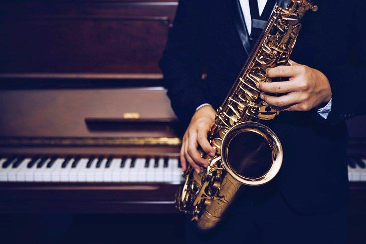 Músico de saxofón