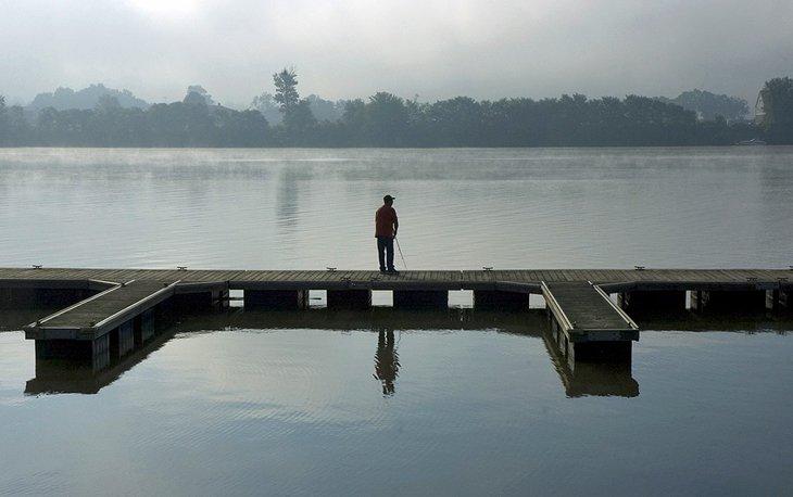 Pesca desde un muelle en el Río Ohio