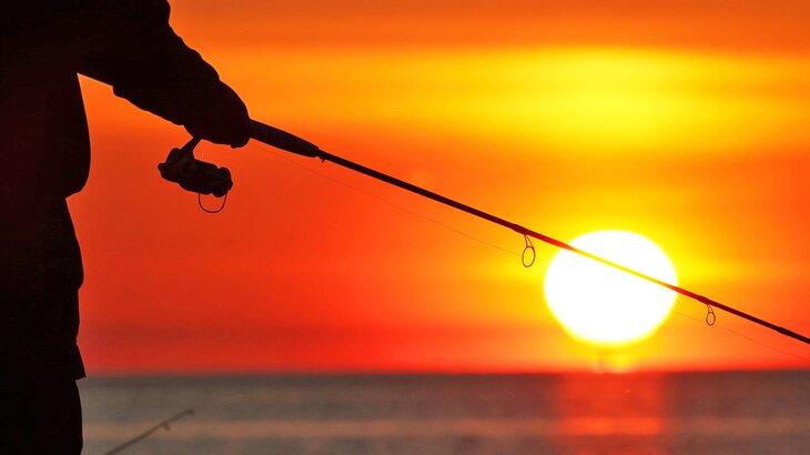 Pescador en el Lago Erie al atardecer