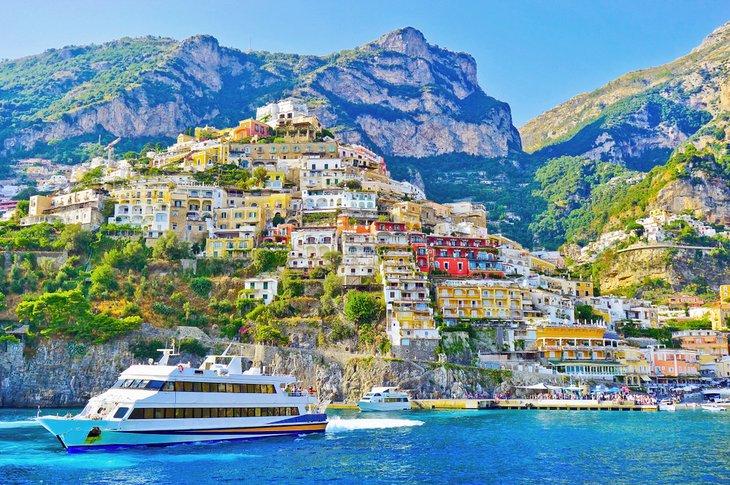 Ferry saliendo de Positano