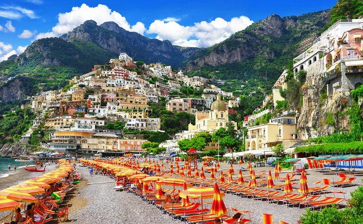 Una playa con sombrillas en Positano