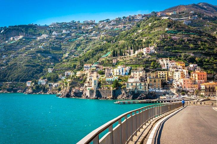 Camino pintoresco en la Costa de Amalfi