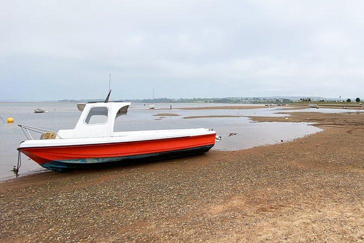 Bateau de pêche ancré sur l'estuaire de l'Exe