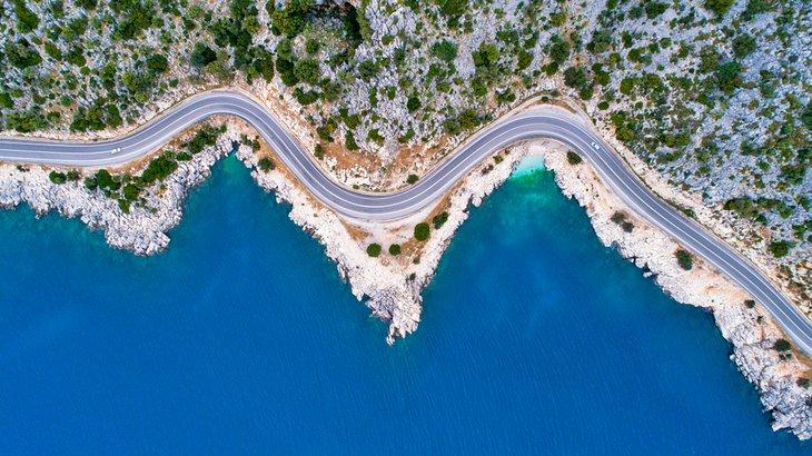 Vista aérea de la carretera junto al agua cerca de Antalya