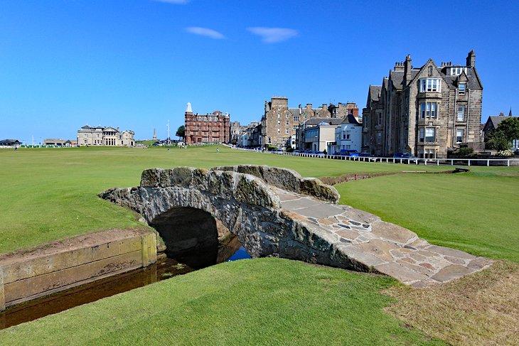 El famoso puente Swilcan en el hoyo 18 del Old Course de St. Andrews