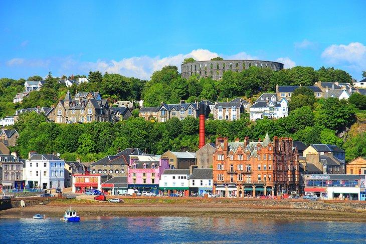 Pueblo costero de Oban en Escocia