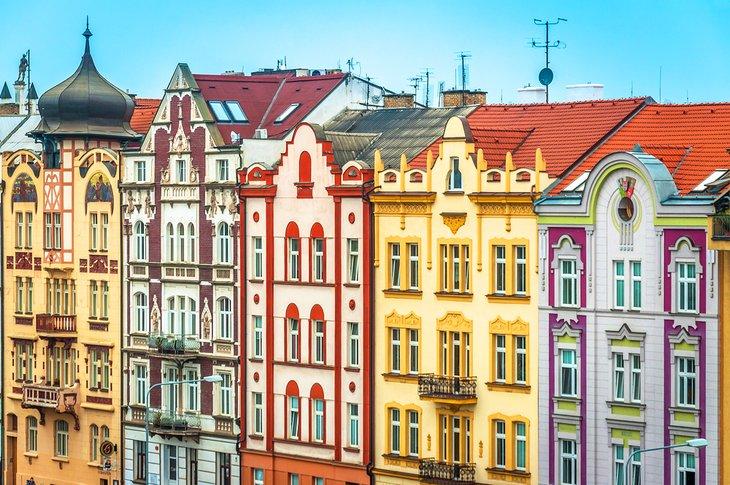 Edificios coloridos en Pilsen (Plzeň), República Checa